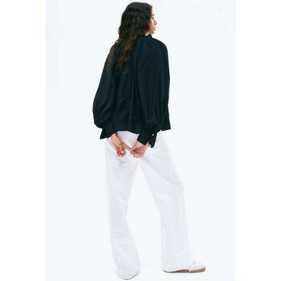 Black Balloon-Sleeved Blouse (S, L, XL) - Picture 3 of 6